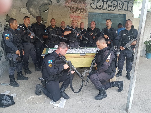 Prisão e apreensão de drogas durante operação do 7ª BPM no Morro da Cruz em São Gonçalo